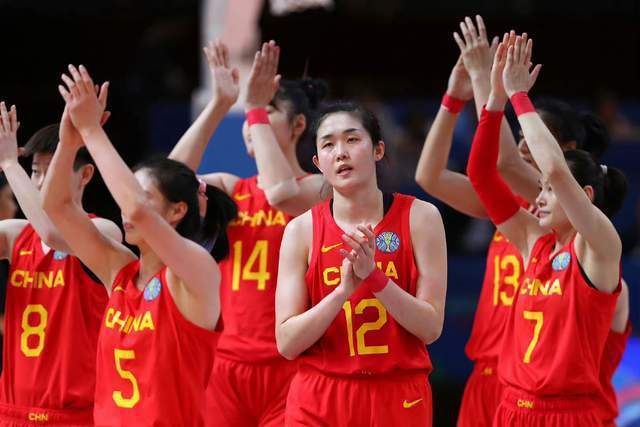 在个人社媒，记者罗马诺用标志性的“herewego”宣布那不勒斯球员埃尔马斯即将加盟莱比锡。